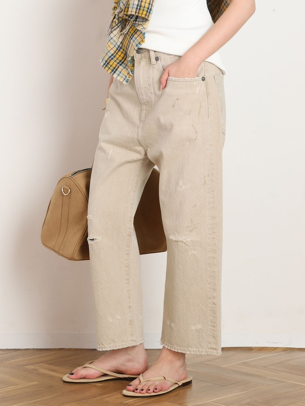 ベージュ系のデニムパンツ、イエロー系のシャツ/ブラウス、ホワイト系のTシャツ/カットソーを着用したレディースの夏コーディネートの5枚目の写真
