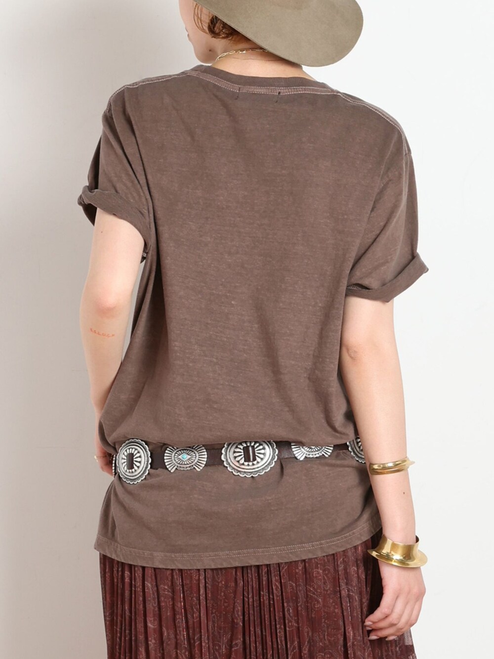 ホワイト系のスカート、ブラウン系のTシャツ/カットソー、ベージュ系のサンダルを着用したレディースの春コーディネートの6枚目の写真
