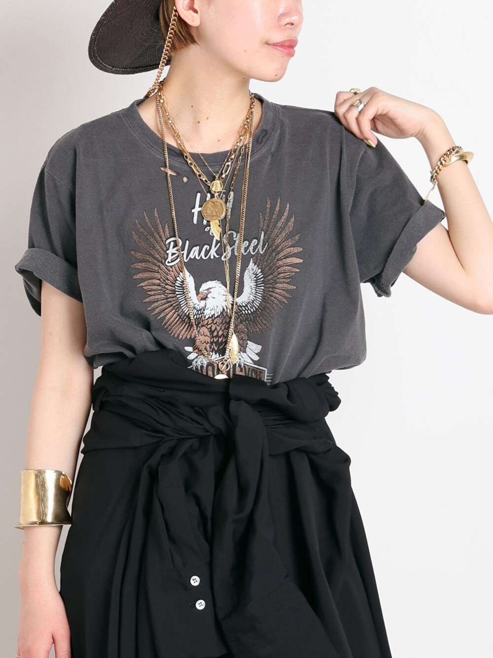 ブラック系のワンピース、ブラック系のTシャツ/カットソー、ブラウン系のサンダルを着用したレディースの春コーディネートの4枚目の写真
