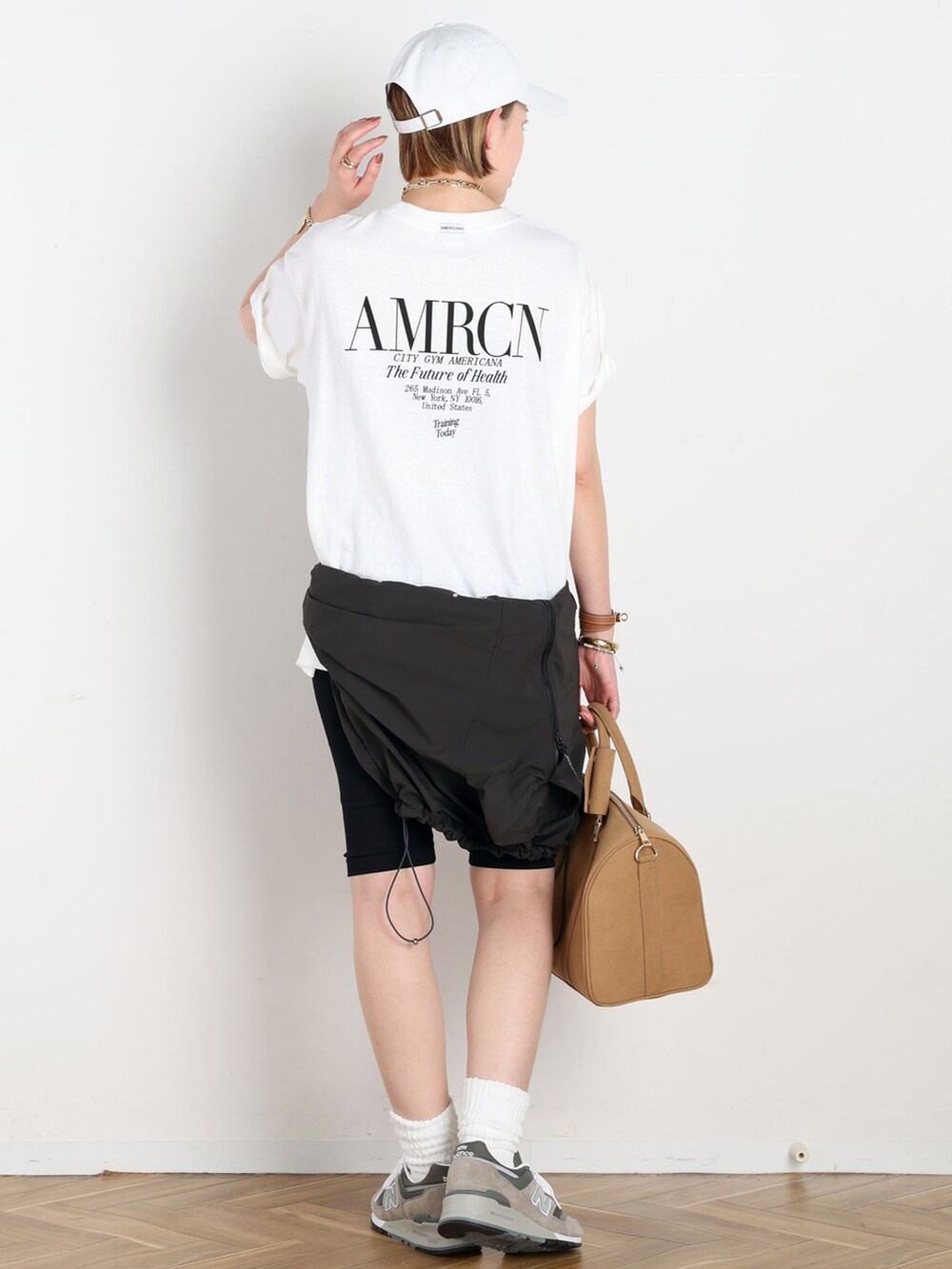 ブラック系のナイロンジャケット、ブラック系のその他パンツ、ホワイト系のTシャツ/カットソーを着用したレディースの春コーディネートの6枚目の写真