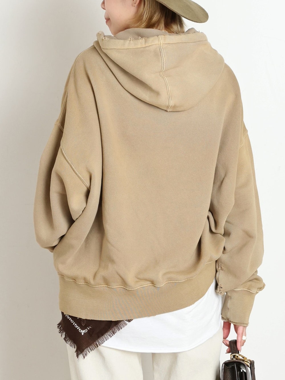 ホワイト系のその他パンツ、ホワイト系のTシャツ/カットソー、ブラウン系のバンダナ/スカーフを着用したレディースの秋コーディネートの6枚目の写真