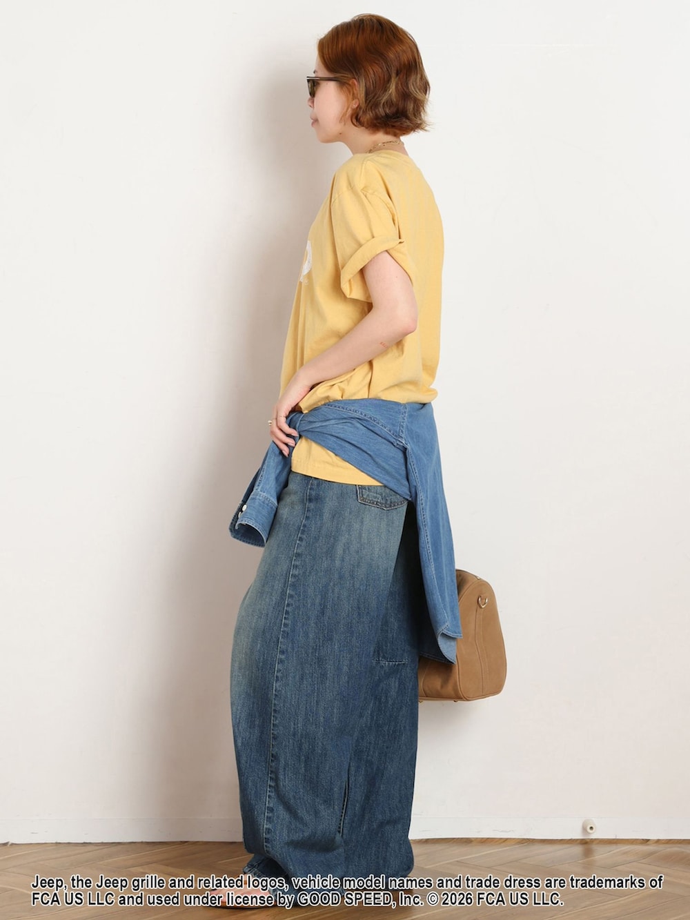 ブルー系のシャツ/ブラウス、イエロー系のTシャツ/カットソー、イエロー系のサンダルを着用したレディースの夏コーディネートの2枚目の写真