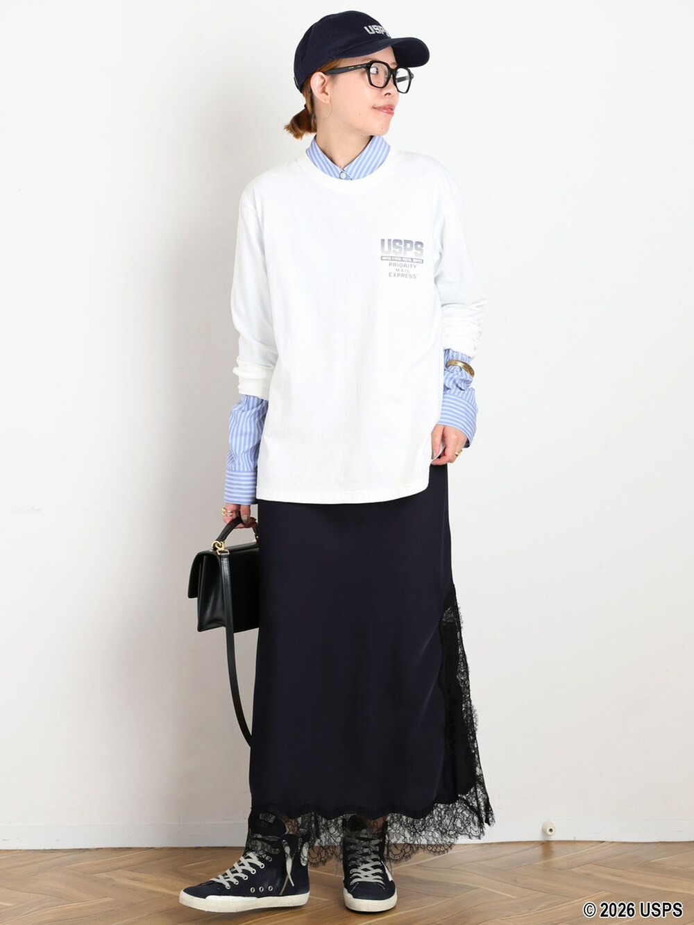 ホワイト系のTシャツ/カットソー、ブルー系のキャップを着用したレディースの夏コーディネートの3枚目の写真