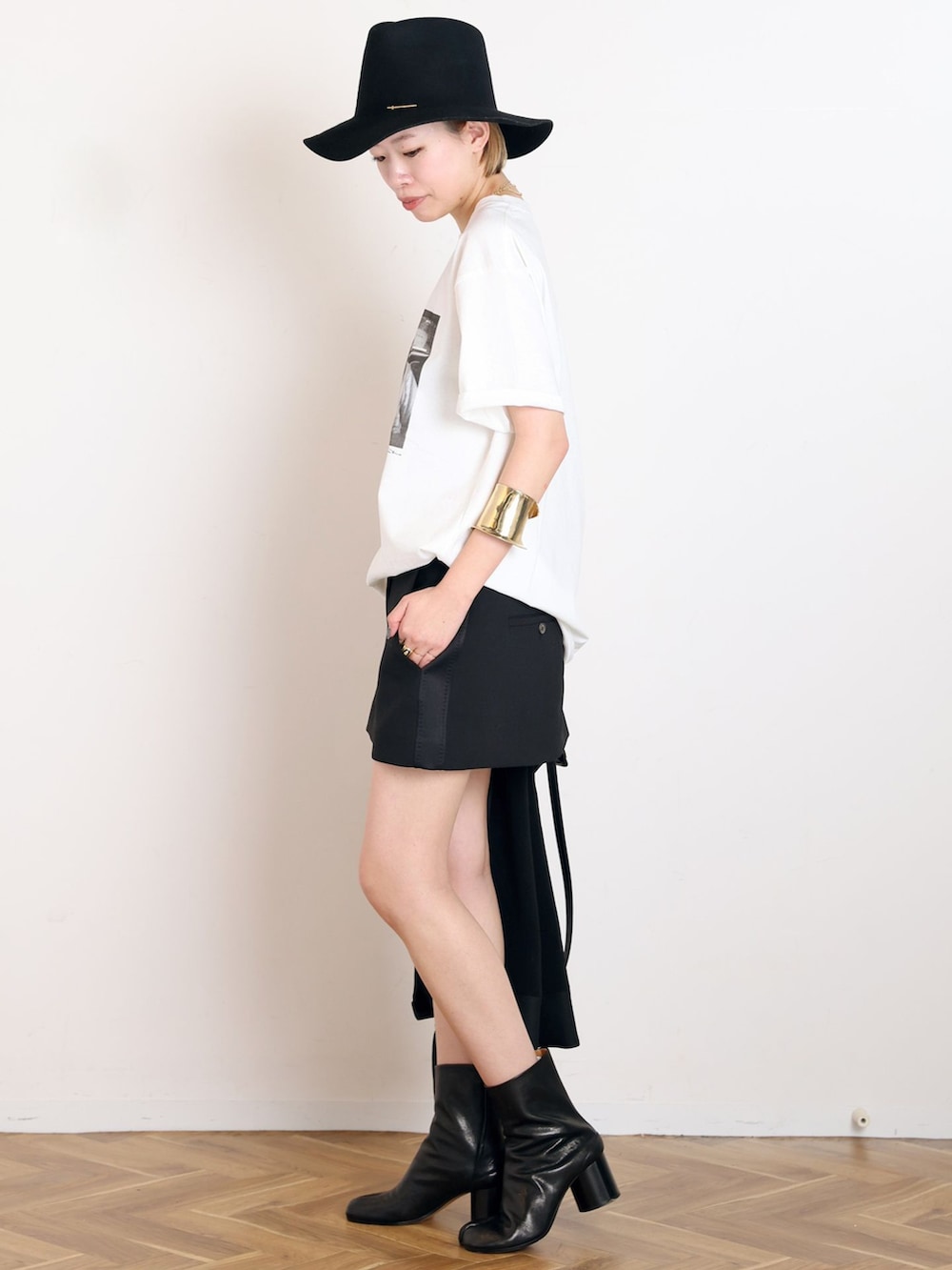 ブラック系のスーツベスト、ブラック系のその他パンツ、ホワイト系のTシャツ/カットソーを着用したレディースの冬コーディネートの5枚目の写真