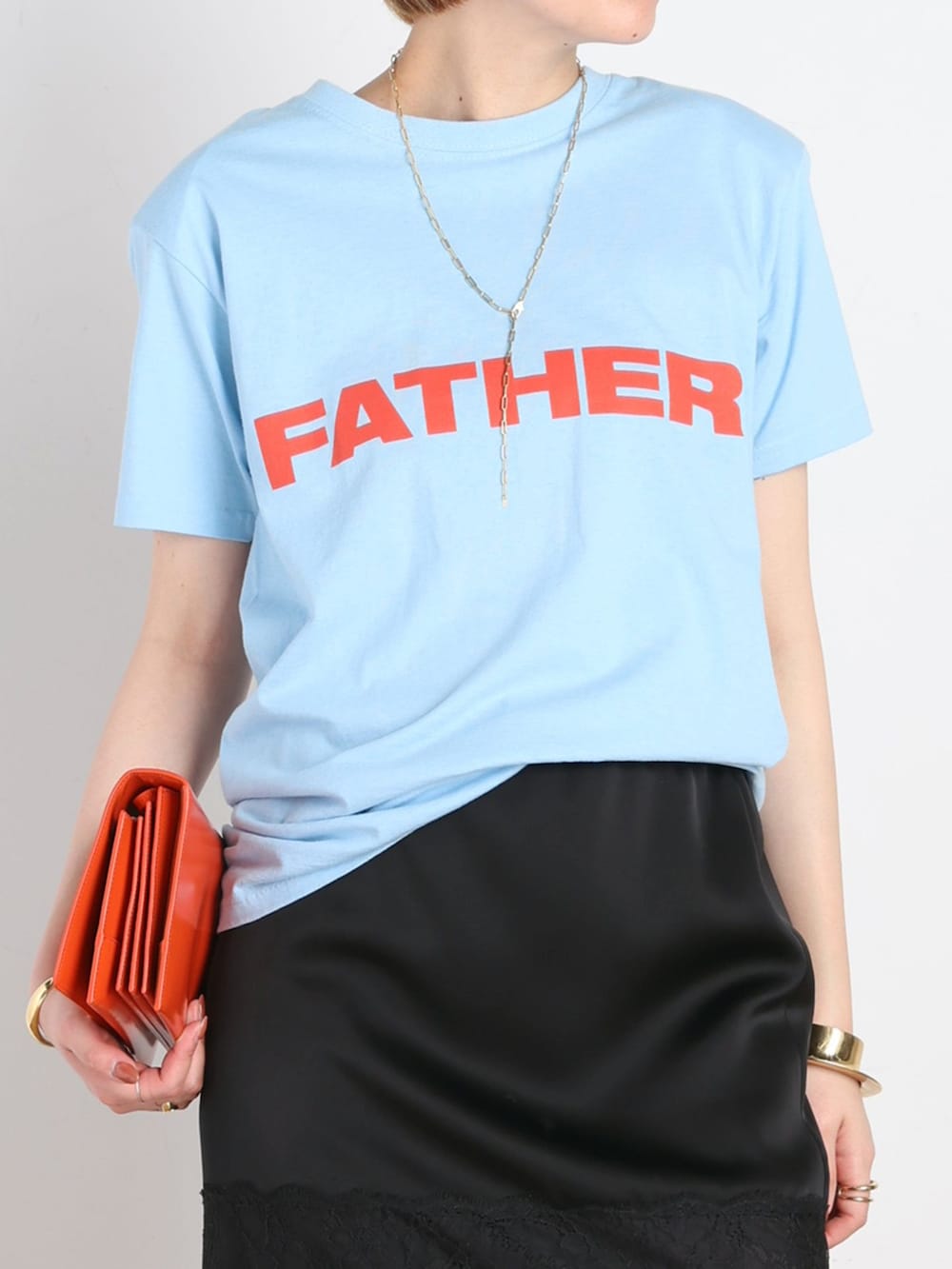 ブラック系のスカート、ブルー系のTシャツ/カットソー、ブルー系のスニーカーを着用したレディースの春コーディネートの4枚目の写真