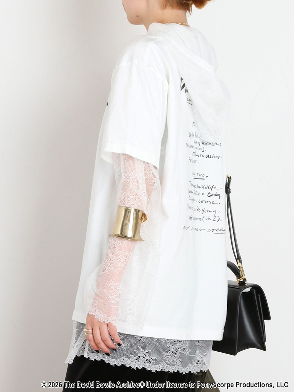 ブラック系のその他パンツ、ホワイト系のTシャツ/カットソー、ホワイト系のTシャツ/カットソーを着用したレディースの夏コーディネートの5枚目の写真