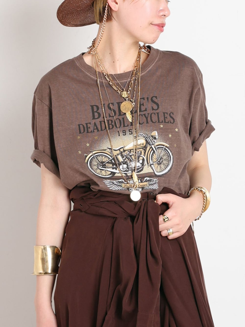 ブラウン系のワンピース、ブラウン系のTシャツ/カットソー、ブラウン系のサンダルを着用したレディースの春コーディネートの4枚目の写真