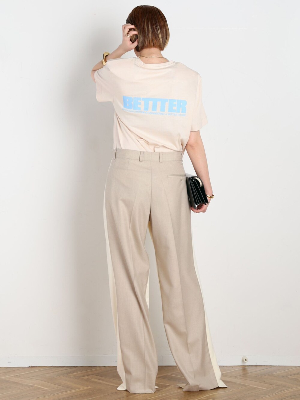 ベージュ系のスウェットパンツ、ベージュ系のTシャツ/カットソー、ゴールド系のブレスレットを着用したレディースの春コーディネートの3枚目の写真