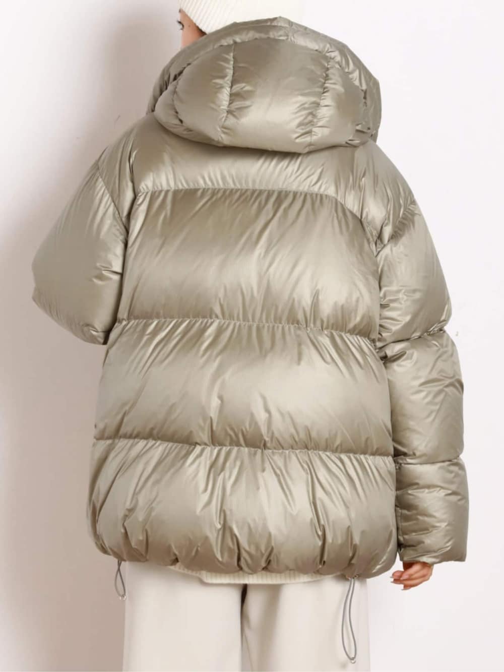 ベージュ系のダウンジャケット/コート、ホワイト系のスラックスを着用したレディースの秋コーディネートの6枚目の写真