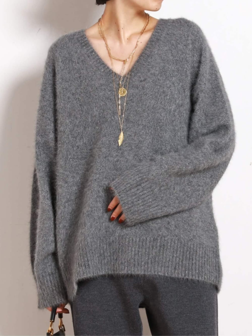 グレー系のニット/セーター、グレー系のニット/セーター、ブラック系のブーツを着用したレディースの秋コーディネートの4枚目の写真