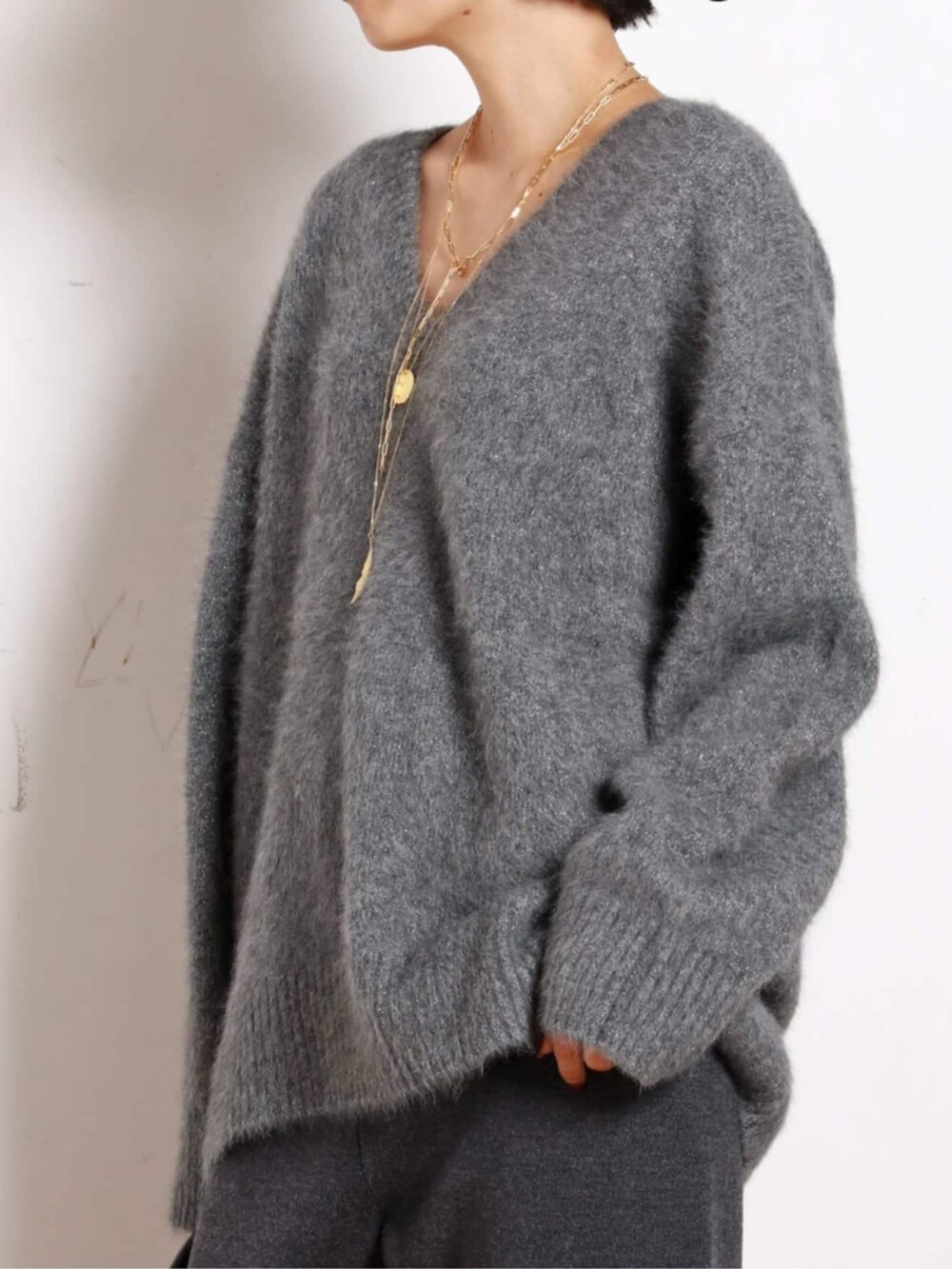 グレー系のニット/セーター、グレー系のニット/セーター、ブラック系のブーツを着用したレディースの秋コーディネートの5枚目の写真