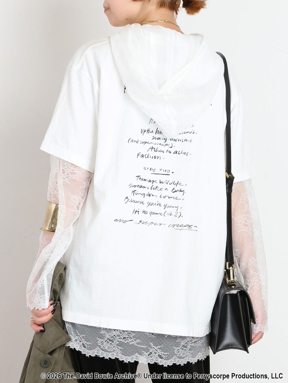 ブラック系のその他パンツ、ホワイト系のTシャツ/カットソー、ホワイト系のTシャツ/カットソーを着用したレディースの夏コーディネートの6枚目の写真