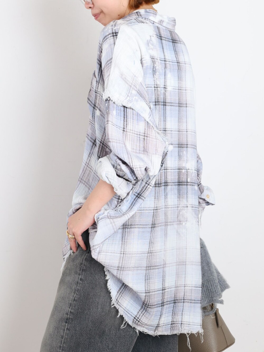 ブラック系のデニムパンツ、ブルー系のシャツ/ブラウス、グレー系のカーディガン/ボレロを着用したレディースの夏コーディネートの5枚目の写真