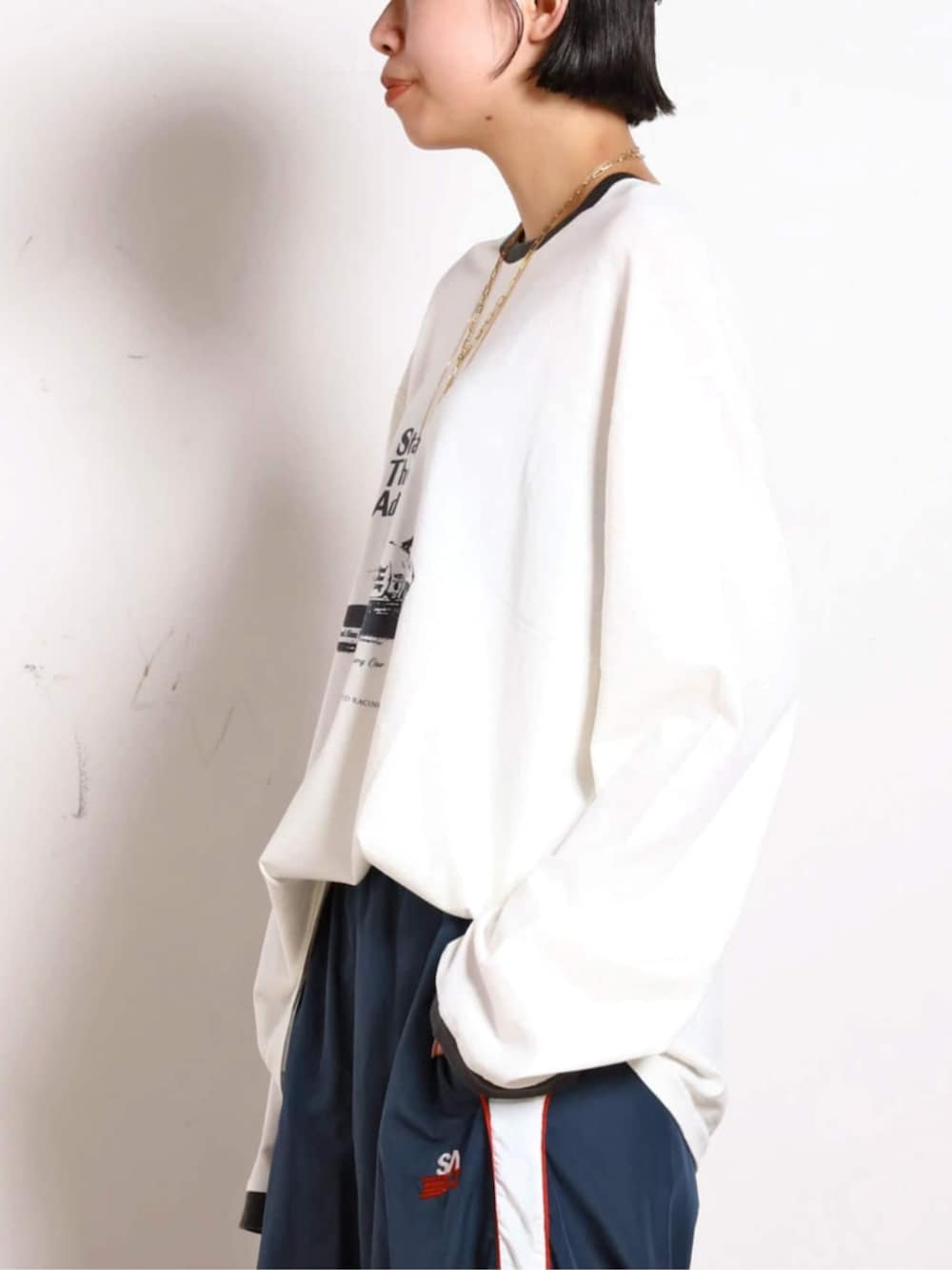 ホワイト系のTシャツ/カットソーを着用したレディースの秋コーディネートの7枚目の写真