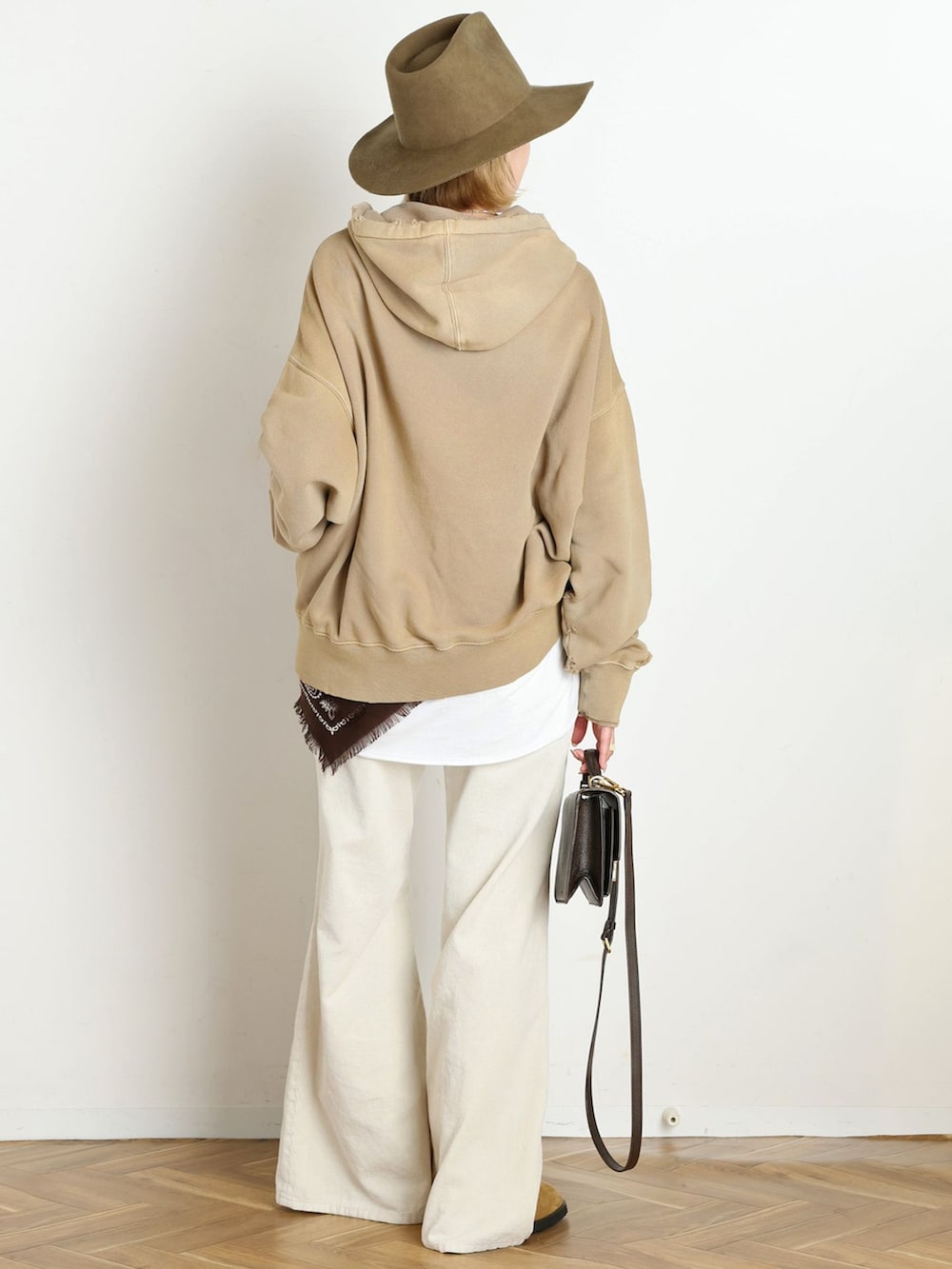 ホワイト系のその他パンツ、ホワイト系のTシャツ/カットソー、ブラウン系のバンダナ/スカーフを着用したレディースの秋コーディネートの3枚目の写真