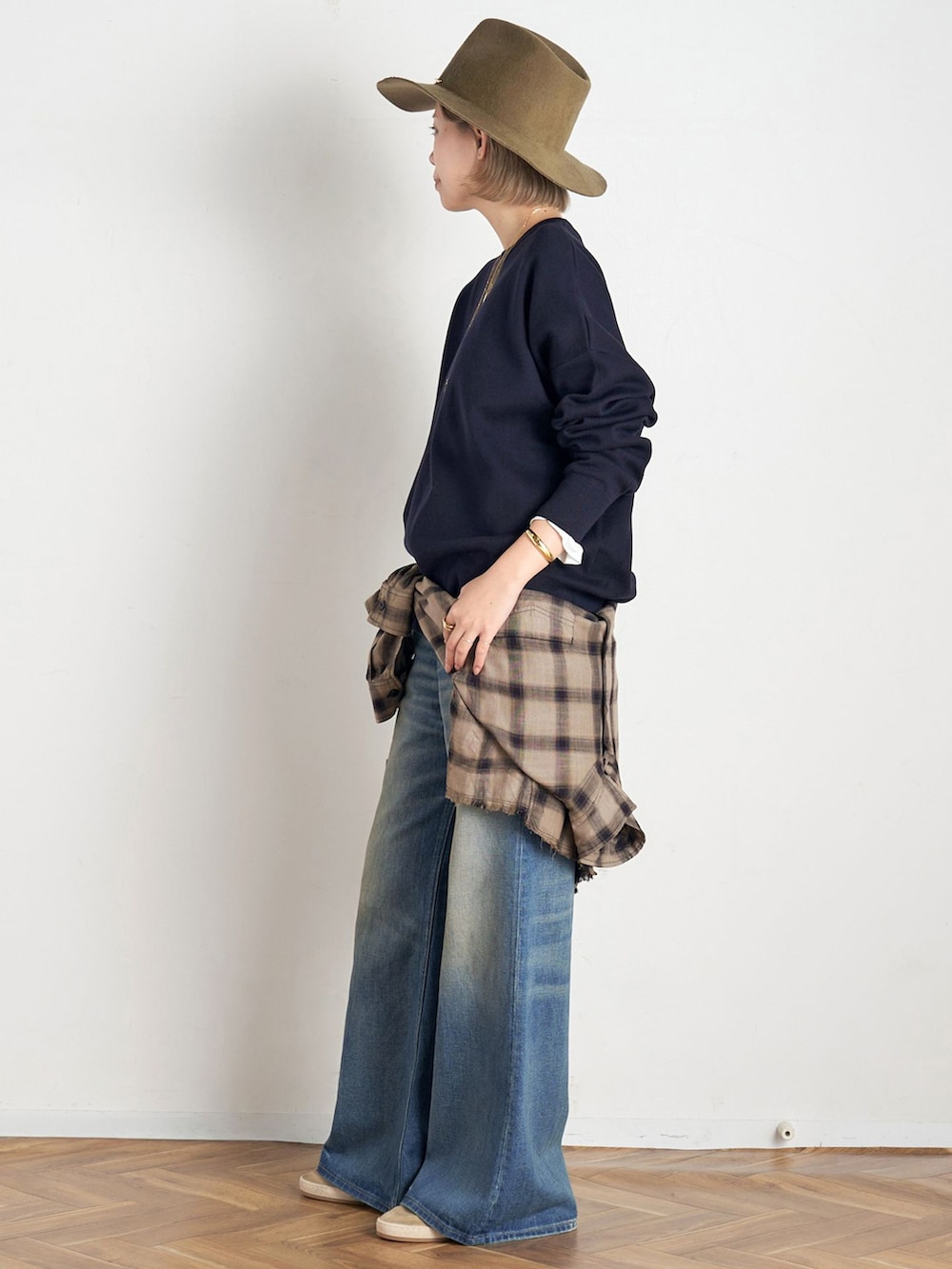 ブルー系のデニムパンツ、グリーン系のシャツ/ブラウス、ホワイト系のTシャツ/カットソーを着用したレディースの秋コーディネートの2枚目の写真