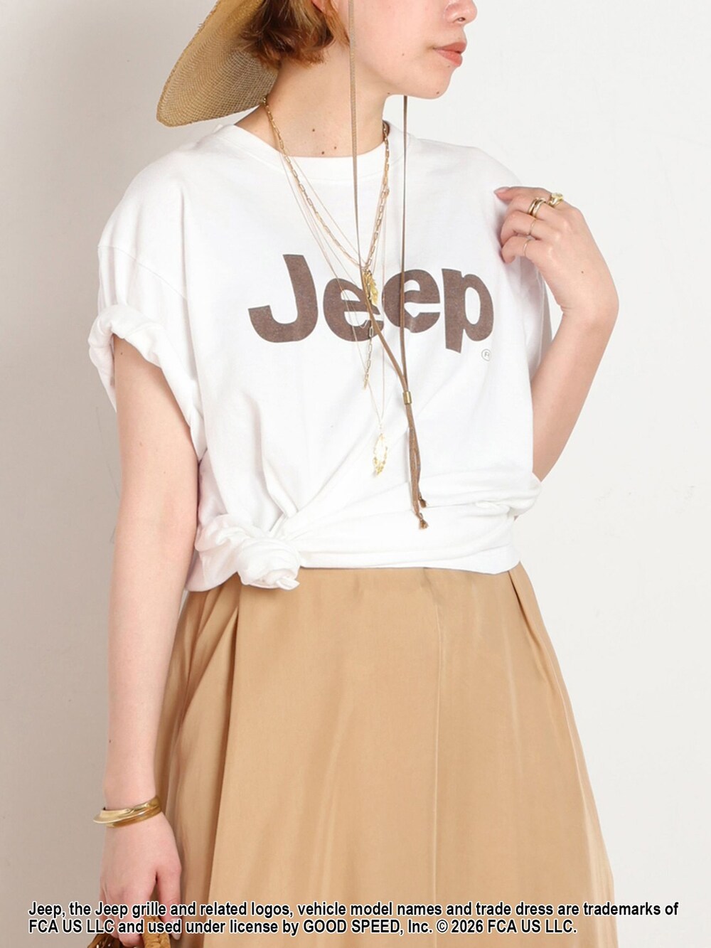 ベージュ系のワンピース、ホワイト系のTシャツ/カットソー、ゴールド系のネックレスを着用したレディースの夏コーディネートの4枚目の写真