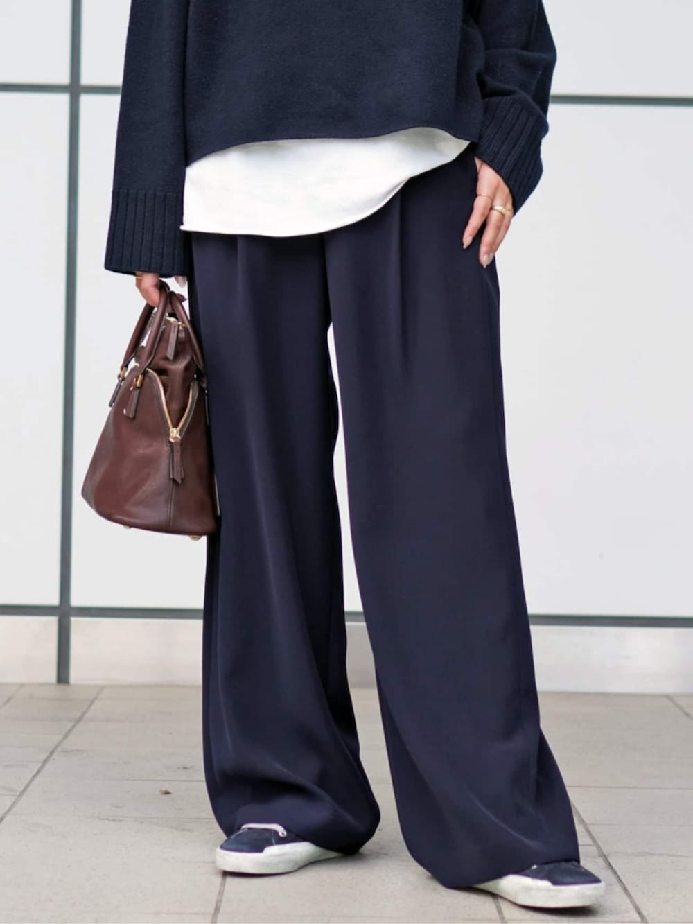 ブルー系のスラックス、ホワイト系のTシャツ/カットソーを着用したレディースの秋コーディネートの4枚目の写真