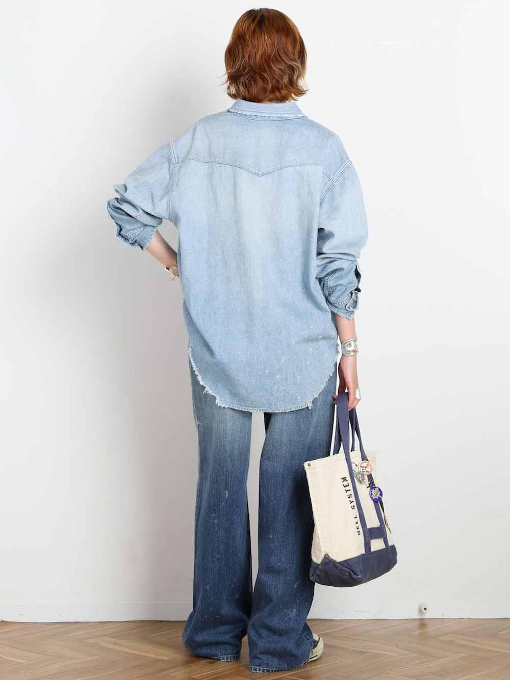 ブルー系のデニムパンツ、ブルー系のシャツ/ブラウス、ブルー系のトートバッグを着用したレディースの夏コーディネートの2枚目の写真