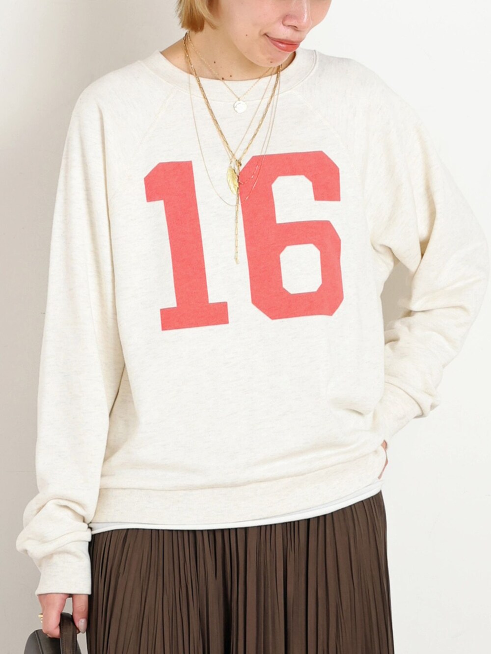 ホワイト系のTシャツ/カットソー、ホワイト系のスウェット、ベージュ系のハットを着用したレディースの秋コーディネートの4枚目の写真