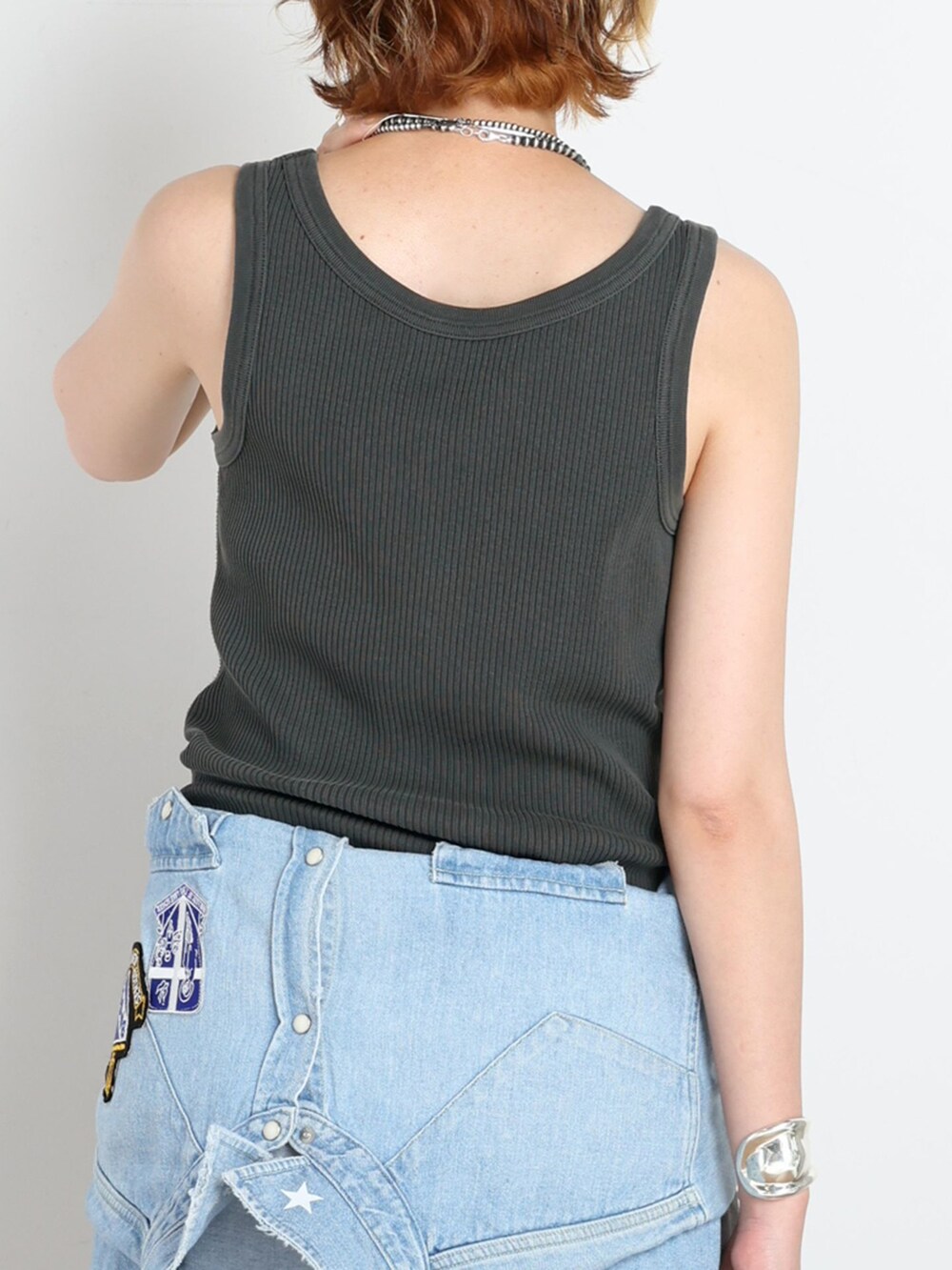 グレー系のスラックス、ブルー系のシャツ/ブラウス、グレー系のタンクトップを着用したレディースの夏コーディネートの6枚目の写真