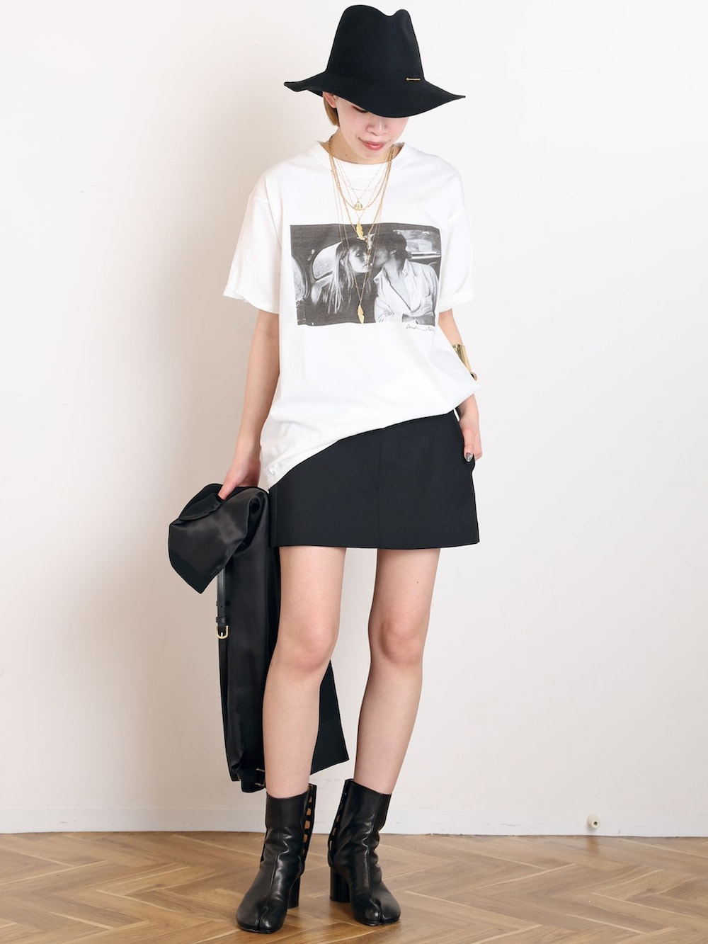 ブラック系のスーツベスト、ブラック系のその他パンツ、ホワイト系のTシャツ/カットソーを着用したレディースの冬コーディネートの4枚目の写真