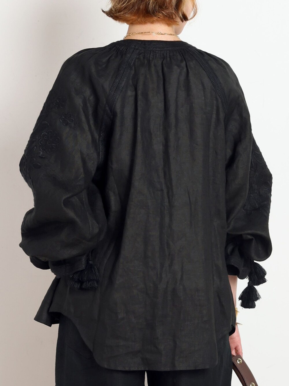 ブラック系のその他パンツ、ブラック系のシャツ/ブラウス、ブラウン系のボストンバッグを着用したレディースの夏コーディネートの6枚目の写真
