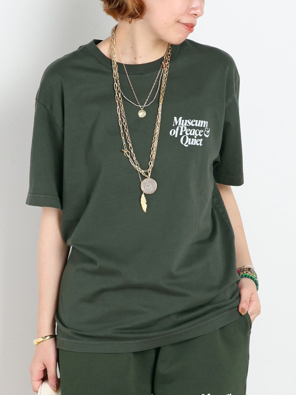 グリーン系のスウェットパンツ、グリーン系のTシャツ/カットソー、ホワイト系のトートバッグを着用したレディースの夏コーディネートの7枚目の写真
