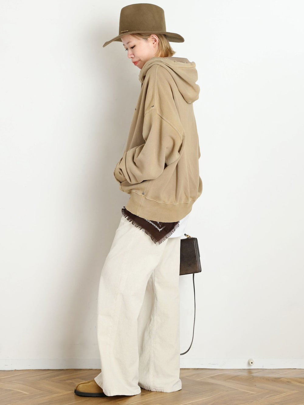 ホワイト系のその他パンツ、ホワイト系のTシャツ/カットソー、ブラウン系のバンダナ/スカーフを着用したレディースの秋コーディネートの2枚目の写真
