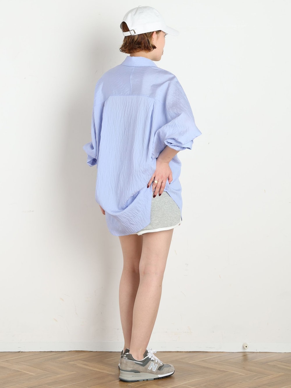 グレー系のその他パンツ、ブルー系のシャツ/ブラウス、ホワイト系のキャップを着用したレディースの春コーディネートの3枚目の写真
