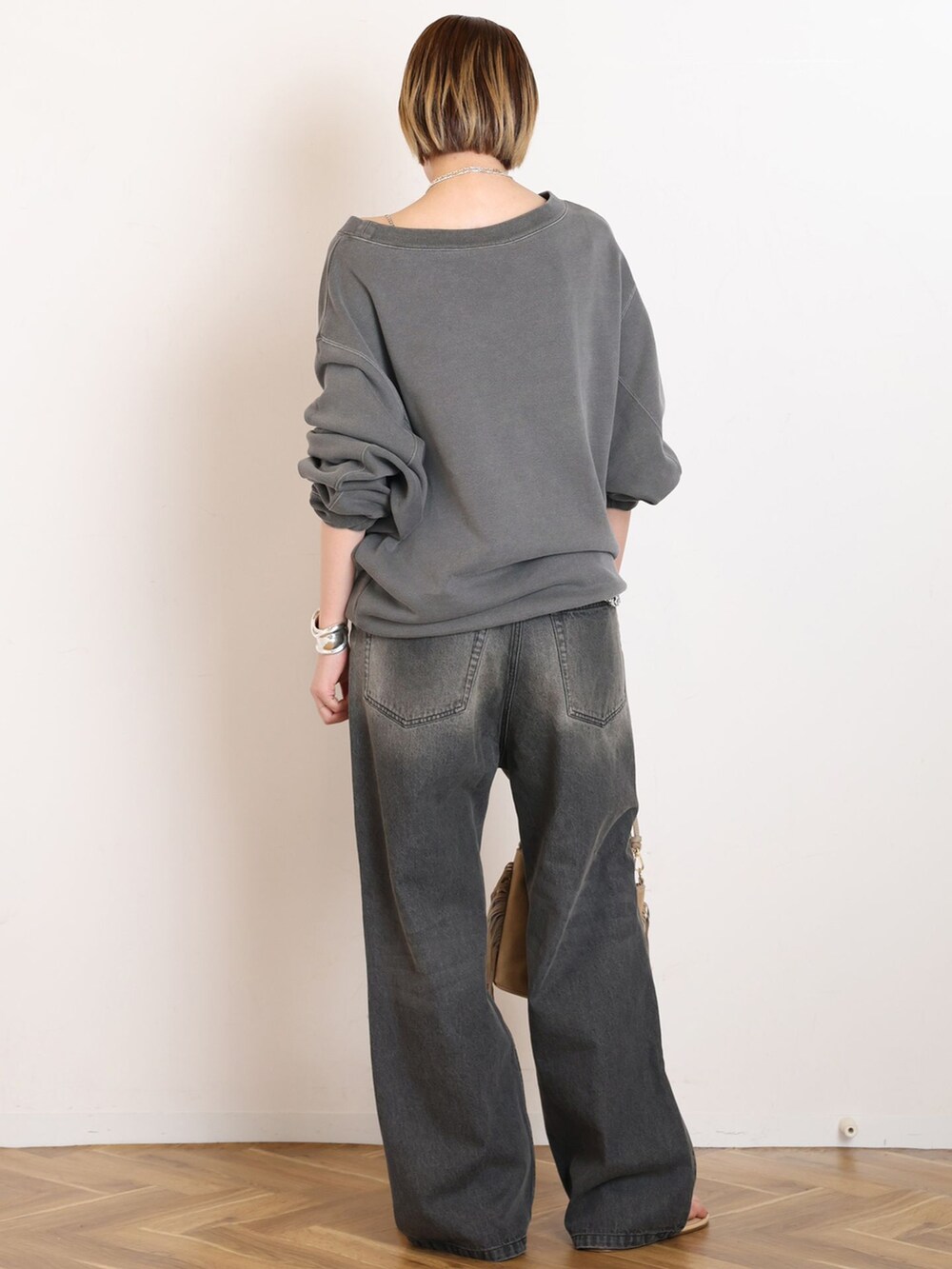 グレー系のデニムパンツ、その他のキャミソール、ブラック系のTシャツ/カットソーを着用したレディースの冬コーディネートの3枚目の写真