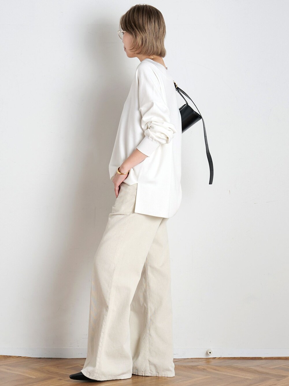 ホワイト系のその他パンツ、ホワイト系のニット/セーター、ゴールド系のブレスレットを着用したレディースの秋コーディネートの2枚目の写真