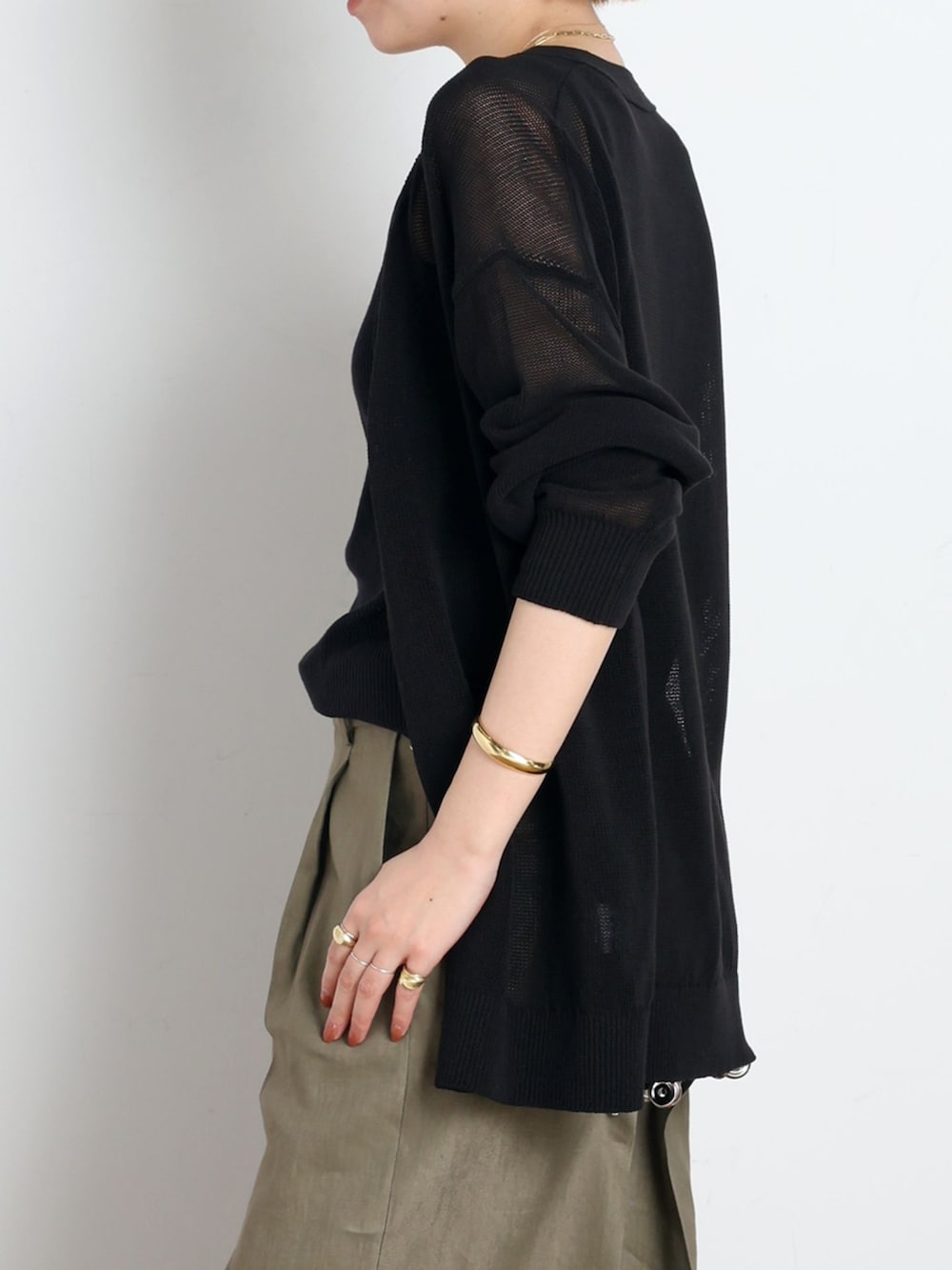 グリーン系のスラックス、ブラック系のTシャツ/カットソー、ブラック系のカーディガン/ボレロを着用したレディースの春コーディネートの5枚目の写真