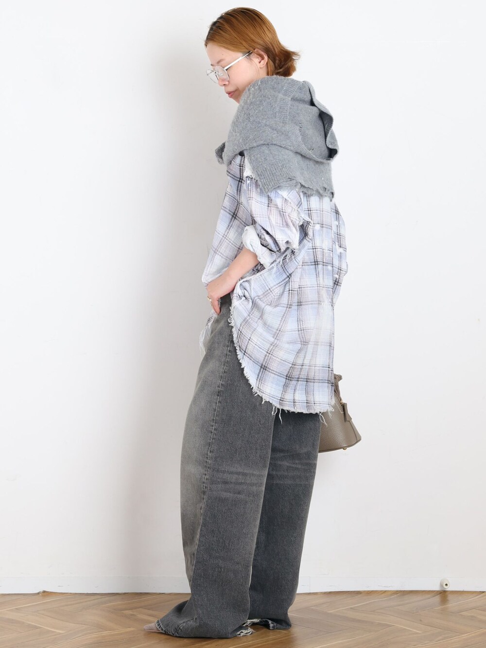 ブラック系のデニムパンツ、ブルー系のシャツ/ブラウス、グレー系のカーディガン/ボレロを着用したレディースの夏コーディネートの2枚目の写真