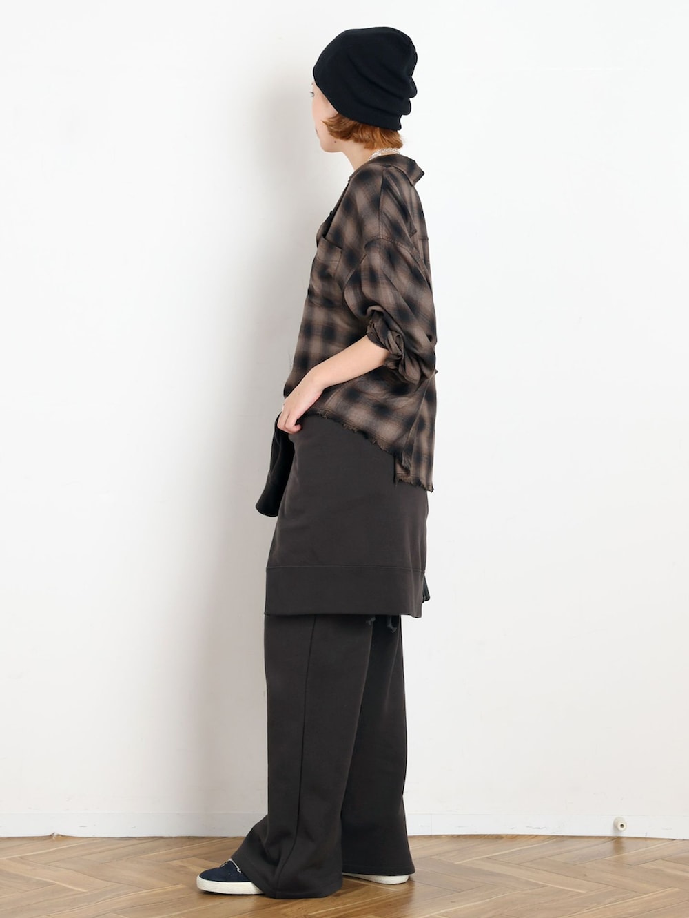 ブラック系のスウェットパンツ、ブラウン系のシャツ/ブラウス、ブラック系のTシャツ/カットソーを着用したレディースの秋コーディネートの2枚目の写真