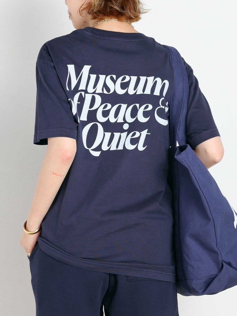 ブルー系のスウェットパンツ、ブルー系のTシャツ/カットソー、ブルー系のトートバッグを着用したレディースの夏コーディネートの6枚目の写真