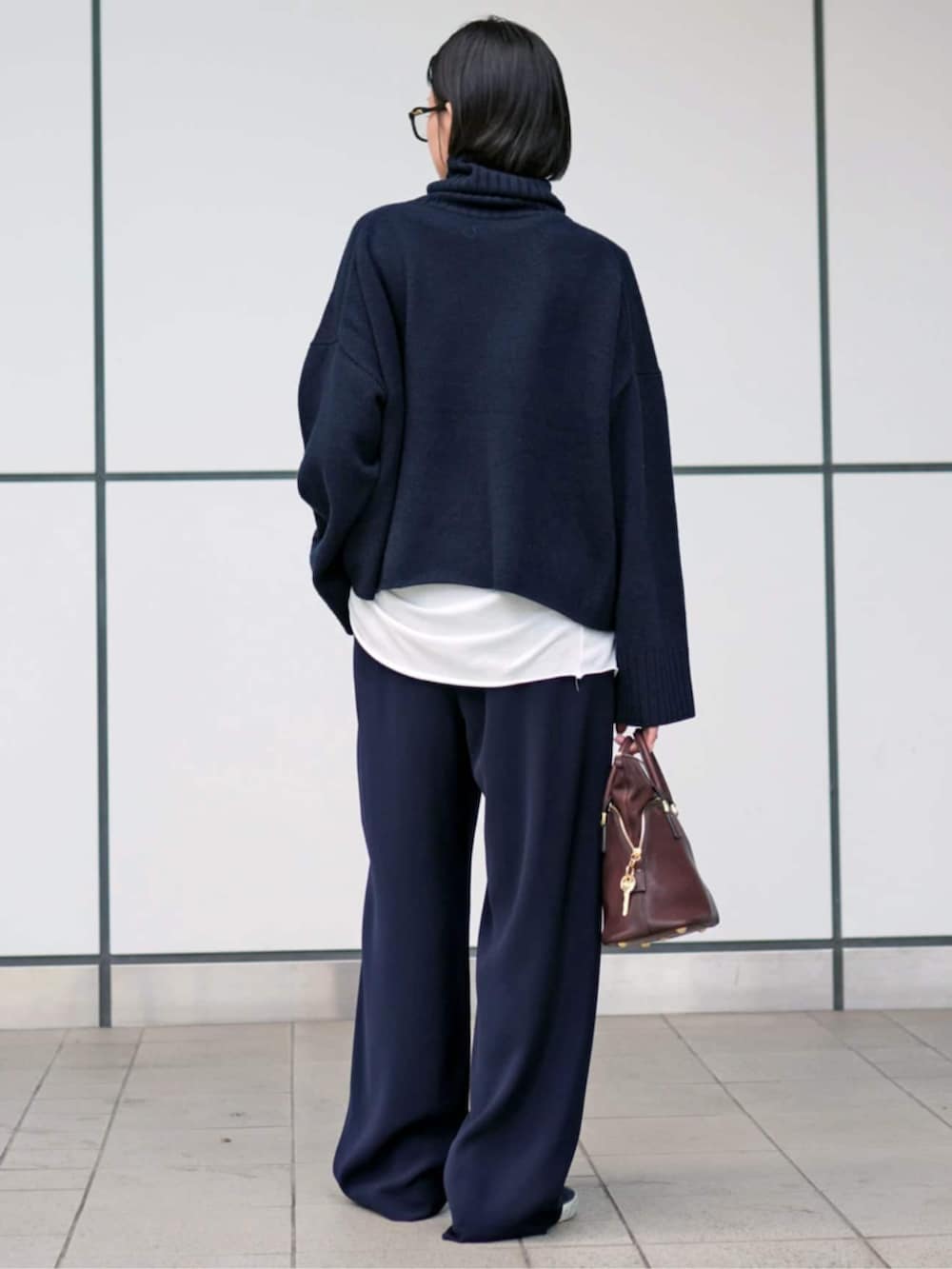 ブルー系のスラックス、ホワイト系のTシャツ/カットソーを着用したレディースの秋コーディネートの3枚目の写真