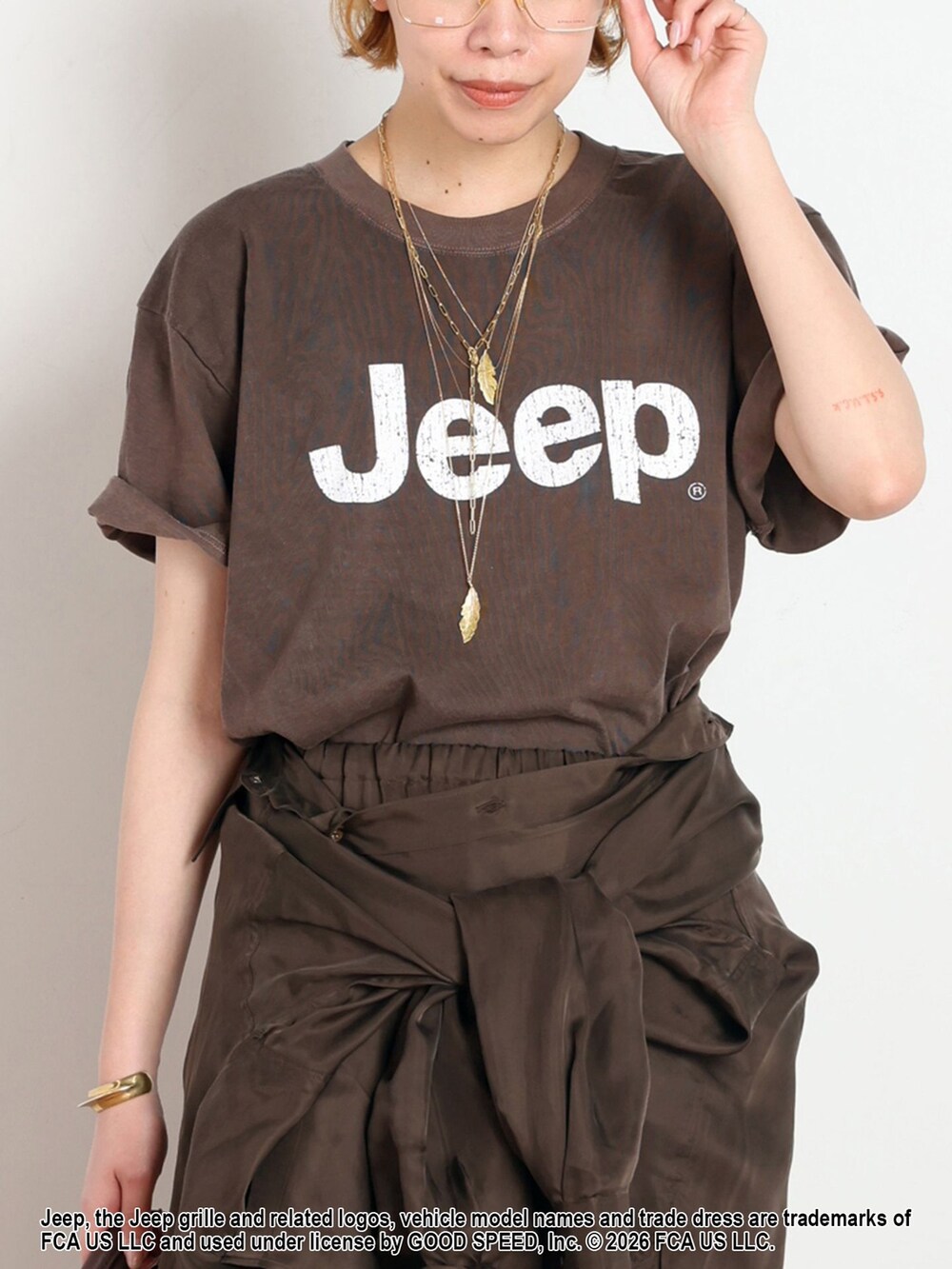 ブラウン系のスラックス、ブラウン系のシャツ/ブラウス、ブラウン系のTシャツ/カットソーを着用したレディースの春コーディネートの4枚目の写真