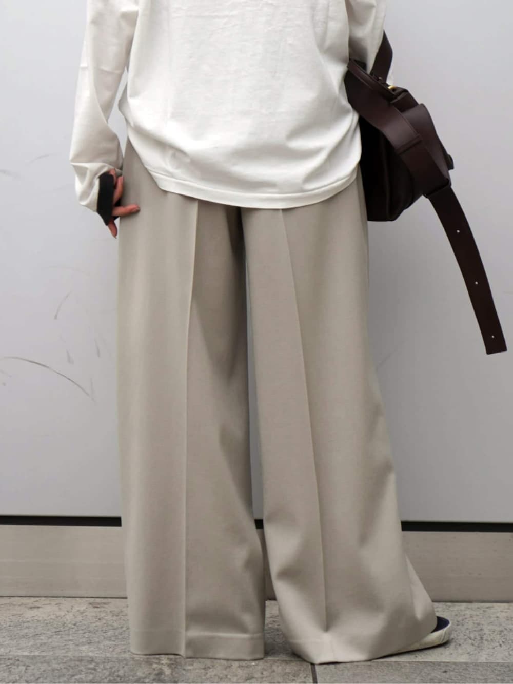 ホワイト系のスラックス、グレー系のニットキャップ/ビーニーを着用したレディースの秋コーディネートの6枚目の写真