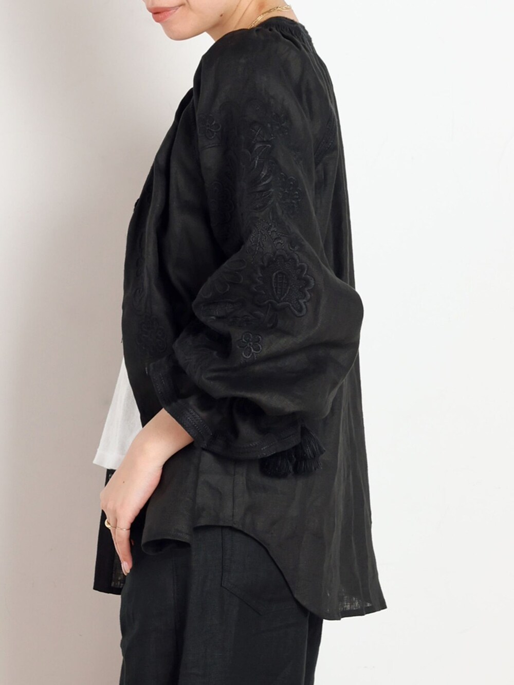 ブラック系のその他パンツ、ブラック系のシャツ/ブラウス、ブラウン系のボストンバッグを着用したレディースの夏コーディネートの5枚目の写真