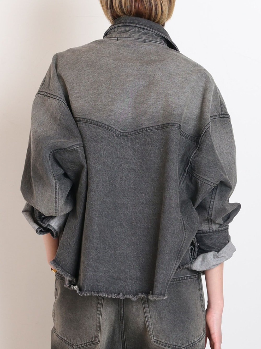 グレー系のデニムパンツ、グレー系のシャツ/ブラウス、ブラック系のTシャツ/カットソーを着用したレディースの冬コーディネートの6枚目の写真