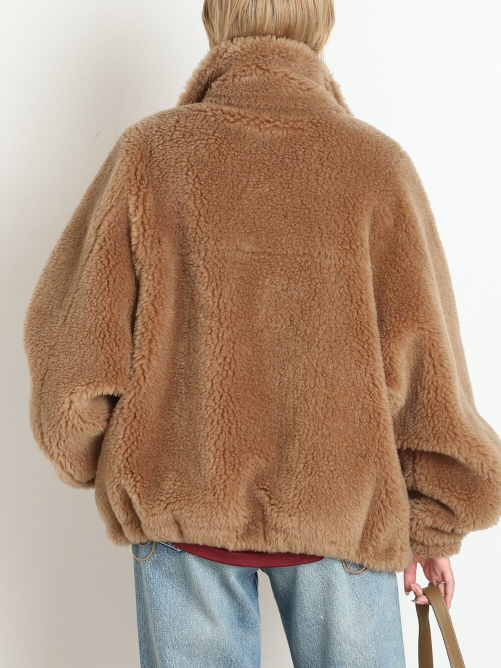 ブルー系のデニムパンツ、レッド系のTシャツ/カットソーを着用したレディースの秋コーディネートの6枚目の写真