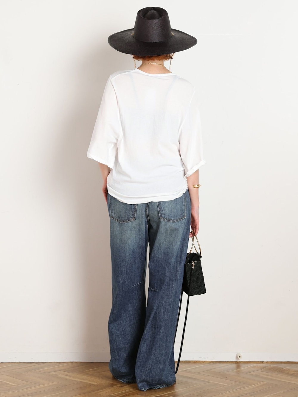 ホワイト系のTシャツ/カットソー、ブラック系のショルダーバッグ、ブラック系のサンダルを着用したレディースの夏コーディネートの3枚目の写真