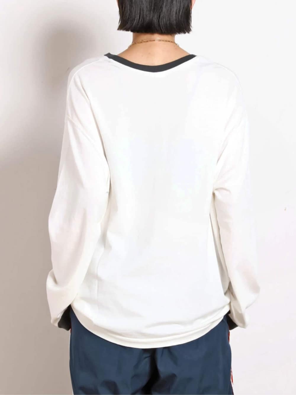 ホワイト系のTシャツ/カットソーを着用したレディースの秋コーディネートの8枚目の写真