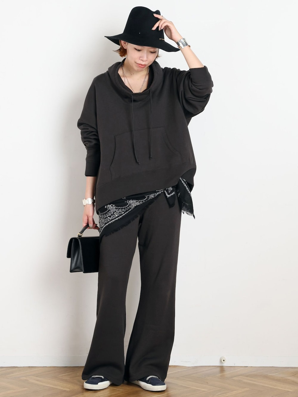 ブラック系のスウェットパンツ、ブラック系のTシャツ/カットソー、ブラック系のバンダナ/スカーフを着用したレディースの秋コーディネートの2枚目の写真