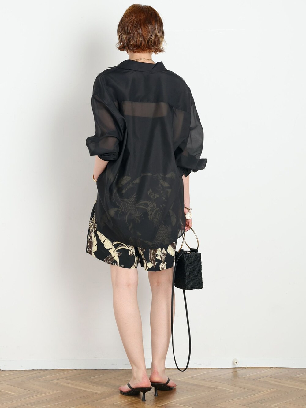 ブラック系のその他パンツ、ブラック系のシャツ/ブラウス、ブラック系のサンダルを着用したレディースの春コーディネートの3枚目の写真