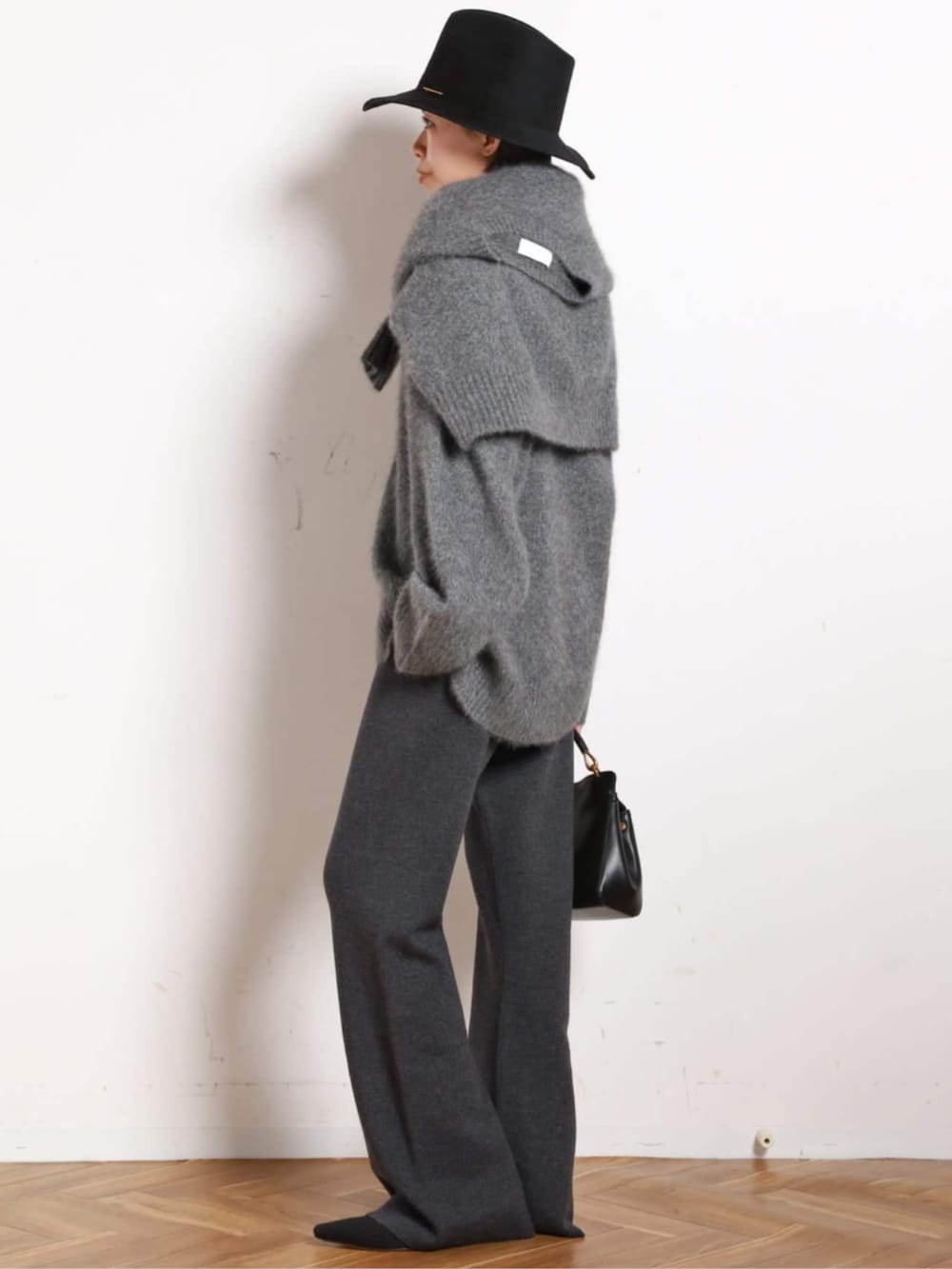 グレー系のニット/セーター、グレー系のニット/セーター、ブラック系のブーツを着用したレディースの秋コーディネートの2枚目の写真