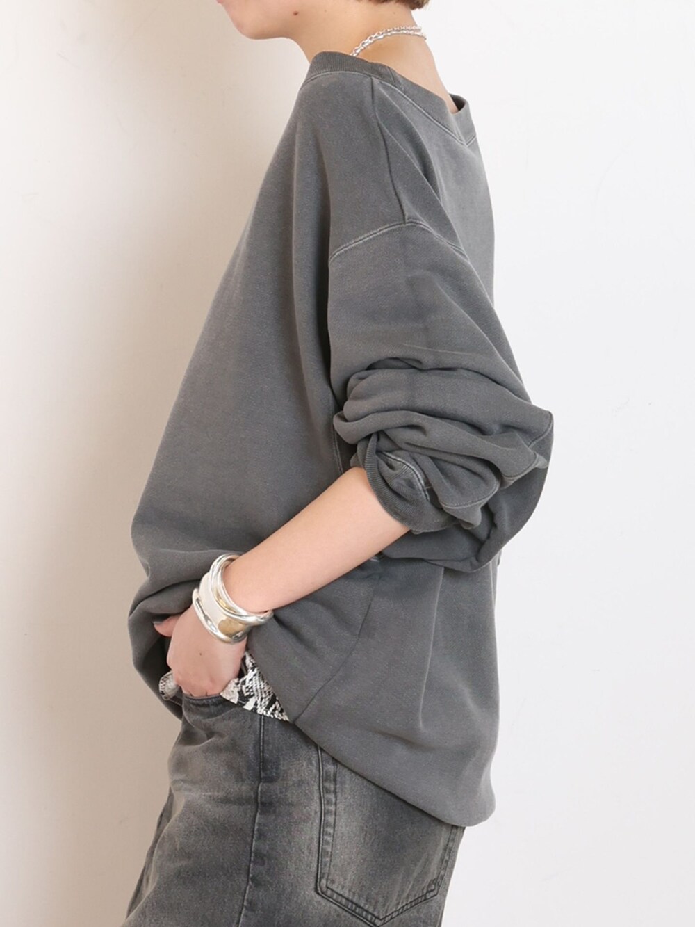グレー系のデニムパンツ、その他のキャミソール、ブラック系のTシャツ/カットソーを着用したレディースの冬コーディネートの5枚目の写真