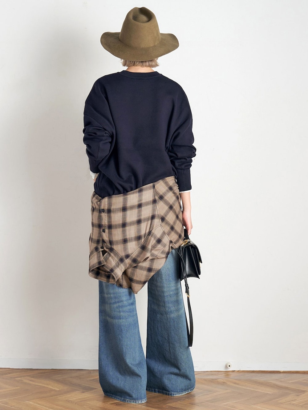ブルー系のデニムパンツ、グリーン系のシャツ/ブラウス、ホワイト系のTシャツ/カットソーを着用したレディースの秋コーディネートの3枚目の写真