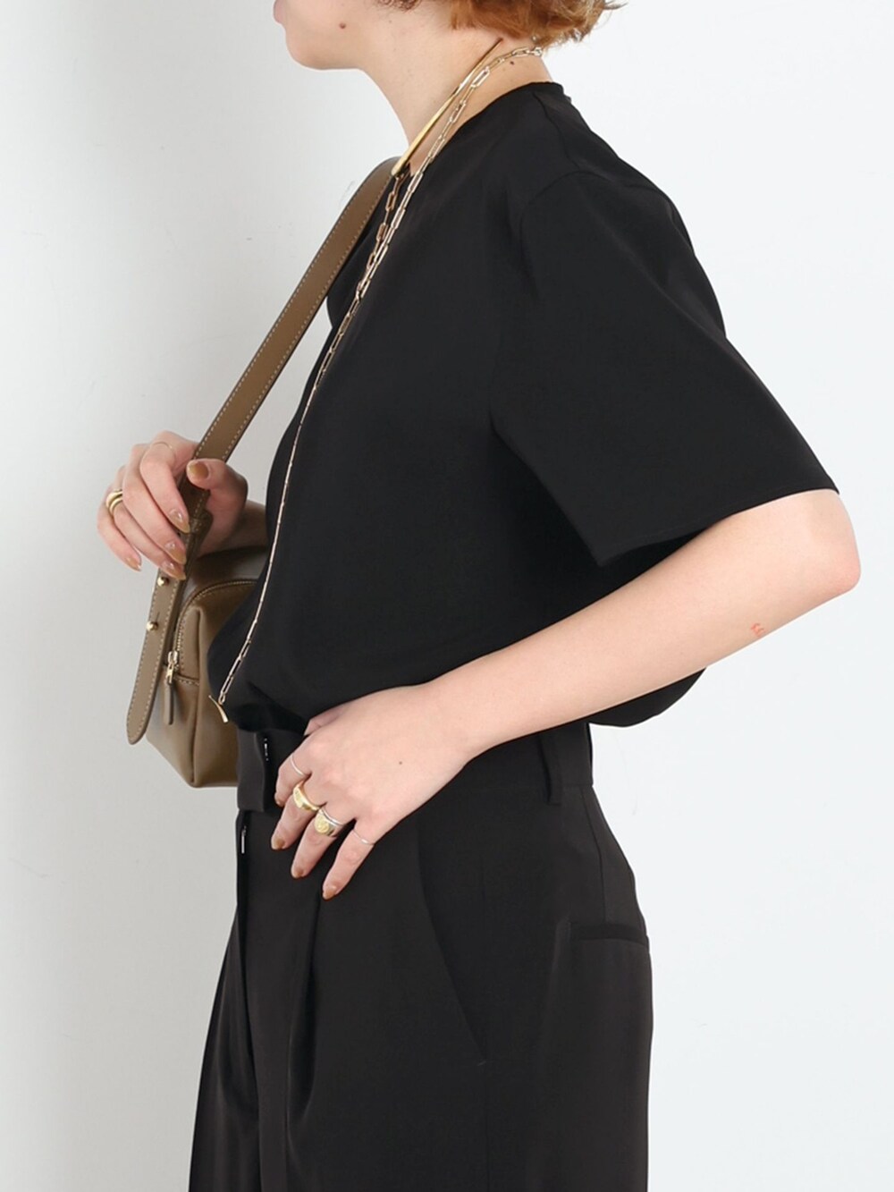 ブラック系のスラックス、ブラック系のシャツ/ブラウス、ブラック系のサンダルを着用したレディースの夏コーディネートの5枚目の写真
